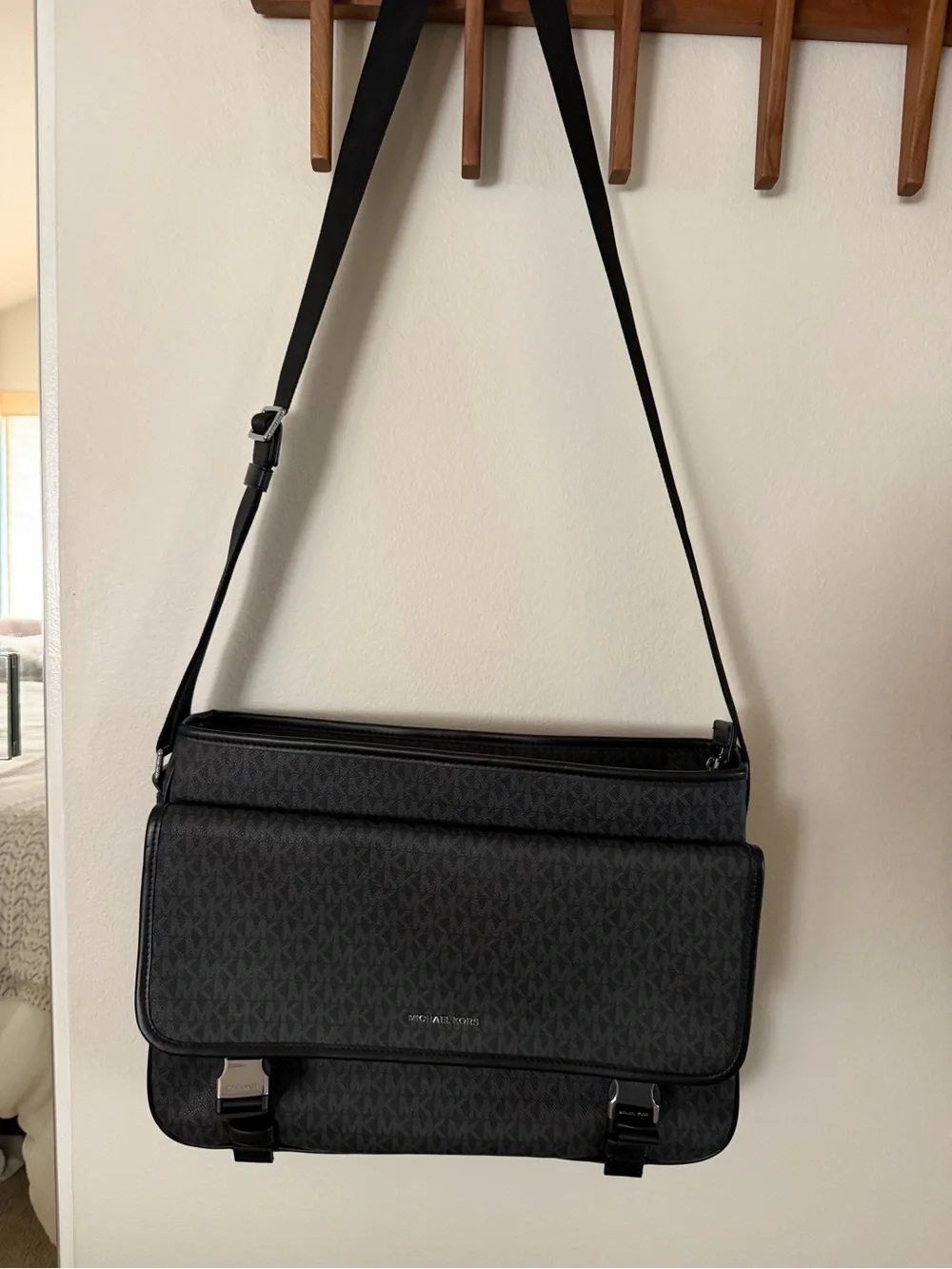 Michael Kors Men's Gray/Black Signature Messenger Bag